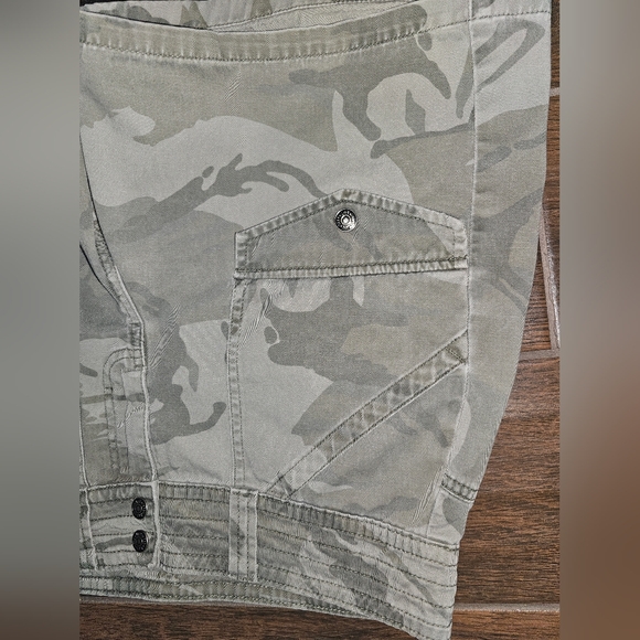 Lee's Women's 8M Lower on the Waist Camo Shorts - Picture 3 of 6